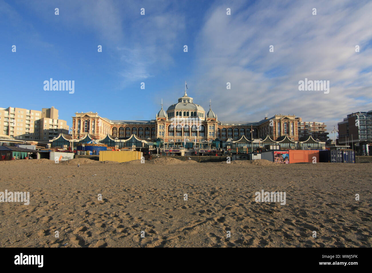 Scheveningen è una popolare località balneare in South Holland nei Paesi Bassi. Esso ha diverse spiagge dove è possibile godersi il sole e sabbia. Foto Stock