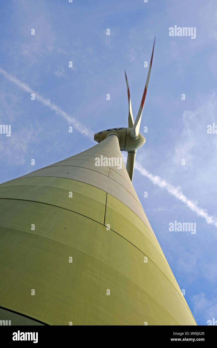 Impianti eolici su un campo nel Brandeburgo, energie rinnovabili Foto Stock