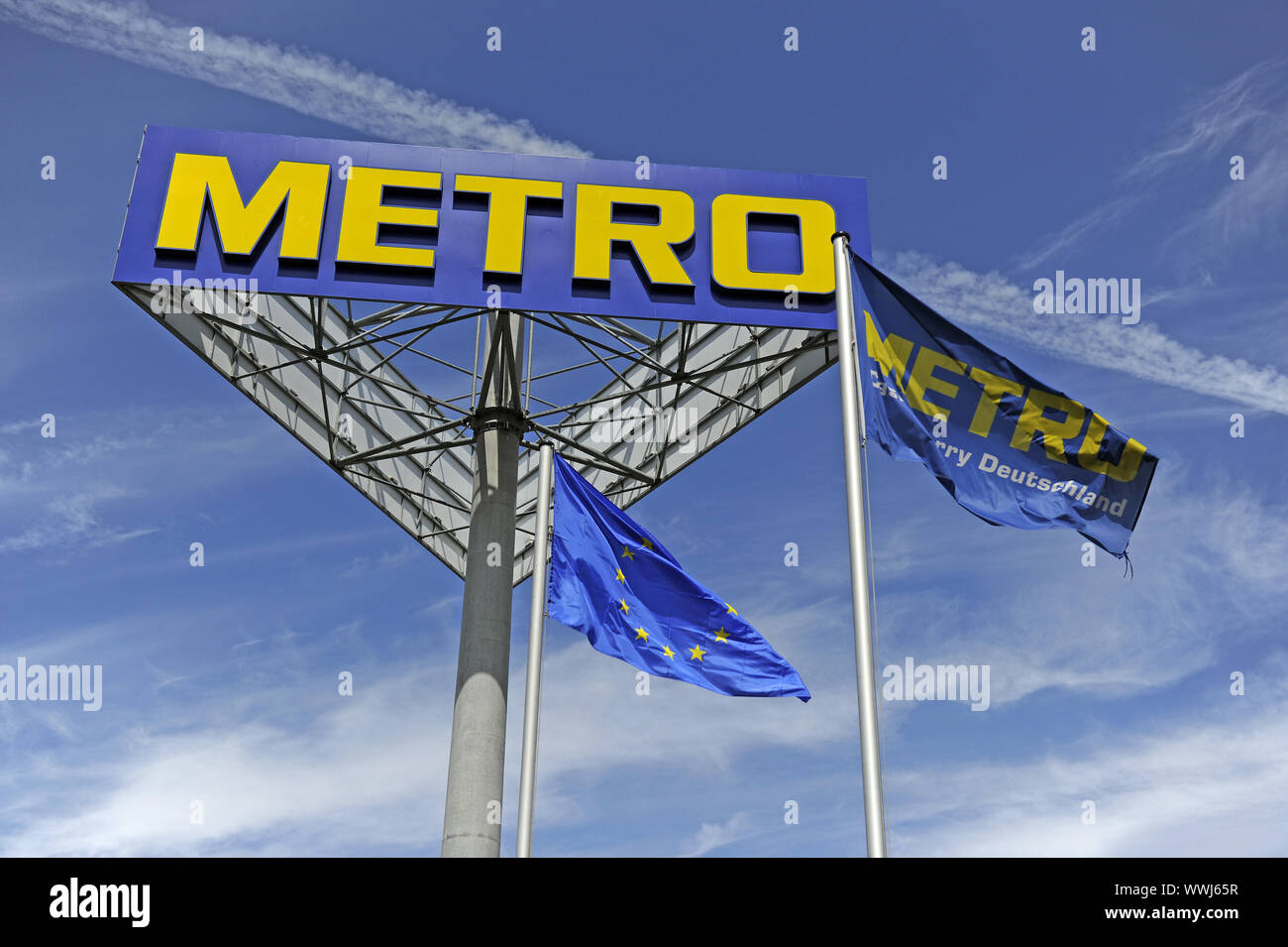Pubblicità segno e il logo di Metro con la bandiera europea Foto Stock