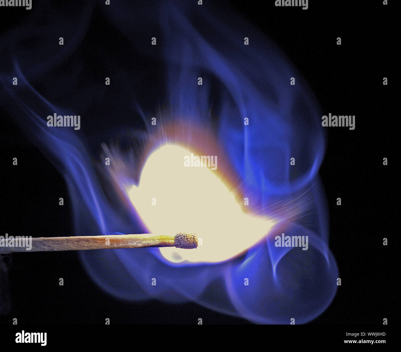 Matchstick si infiamma, fumo blu si sviluppa Foto Stock
