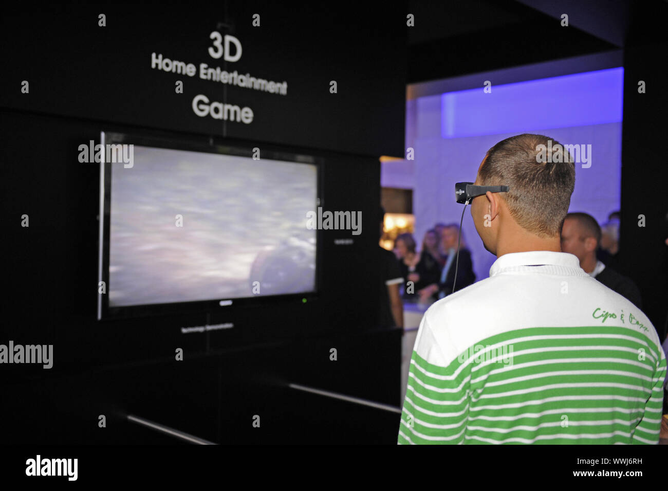Visitatore orologi TV 3D di Sony a IFA 2009 International Consumer Electronics mostra a Berlino Foto Stock