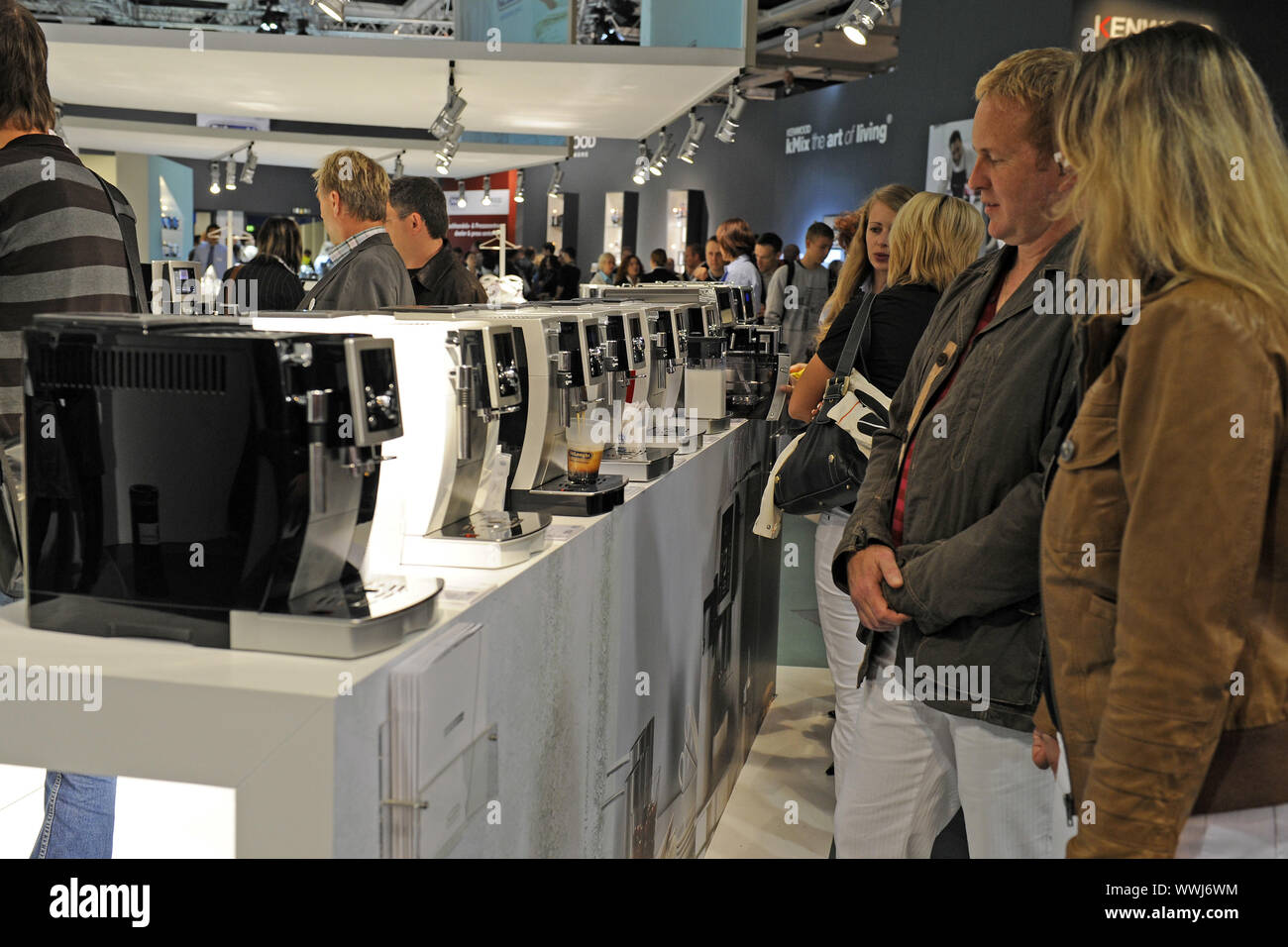 I visitatori di IFA 2009 International Consumer Electronics Fair di Berlino a vedere il caffè Foto Stock