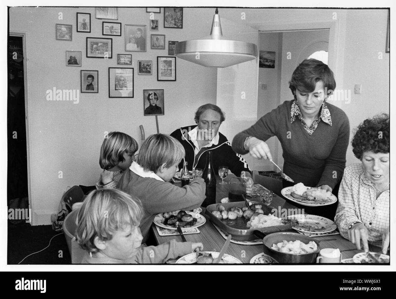 Neil e Glenys Kinnock a casa a mangiare la cena con i loro bambini nel 1979 al momento Neil Kinnock ombra è stato Segretario di Stato per l'Educazione e Scienza nel Partito Laburista Foto Stock