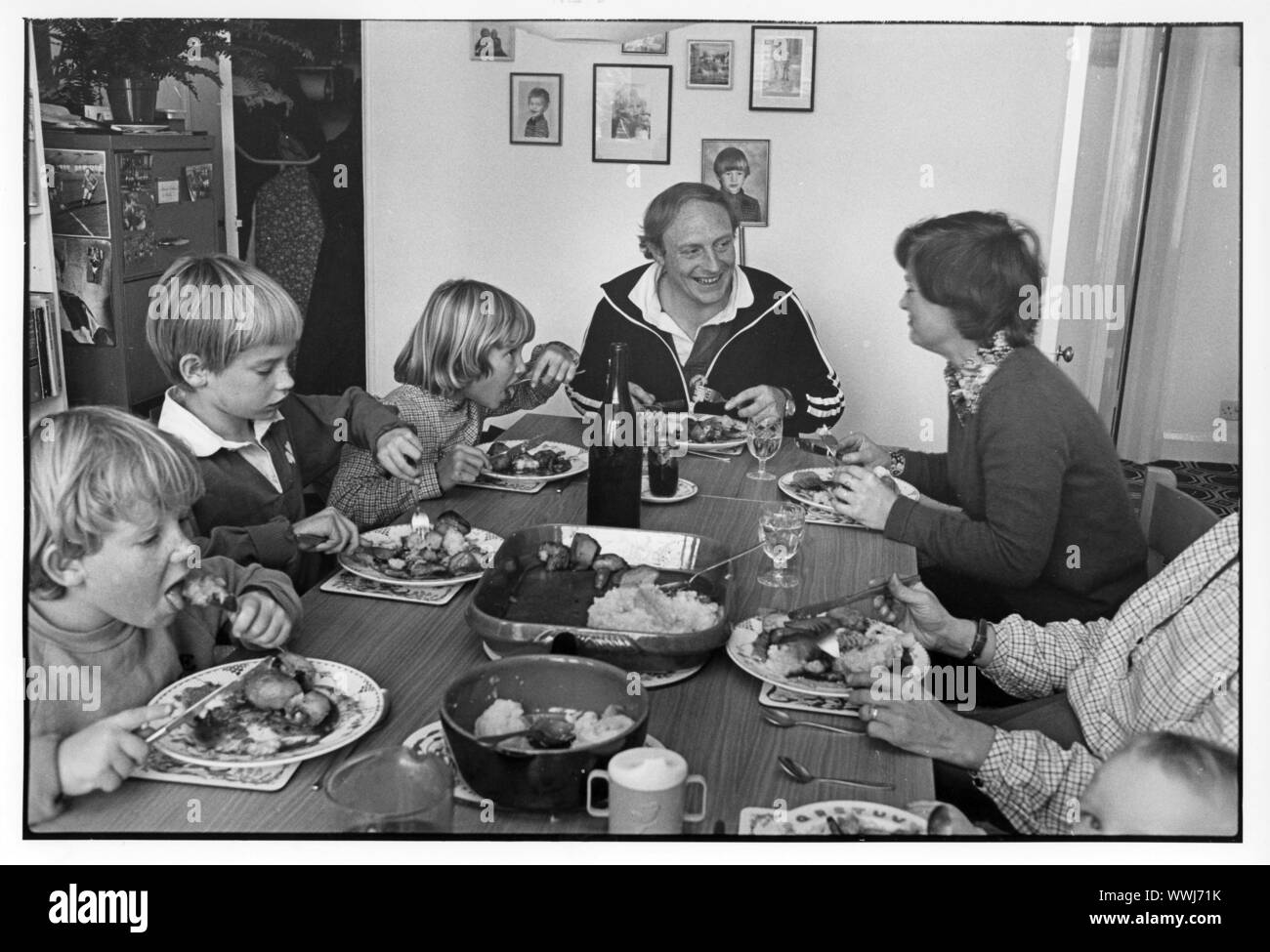 Neil e Glenys Kinnock a casa a mangiare la cena con i loro bambini nel 1979 al momento Neil Kinnock ombra è stato Segretario di Stato per l'Educazione e Scienza nel Partito Laburista Foto Stock