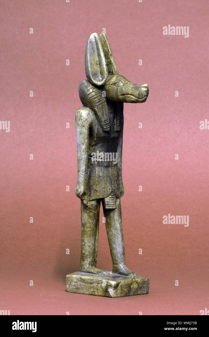 Antica statua di Anubi, dio egiziano di imbalsamazione Foto Stock