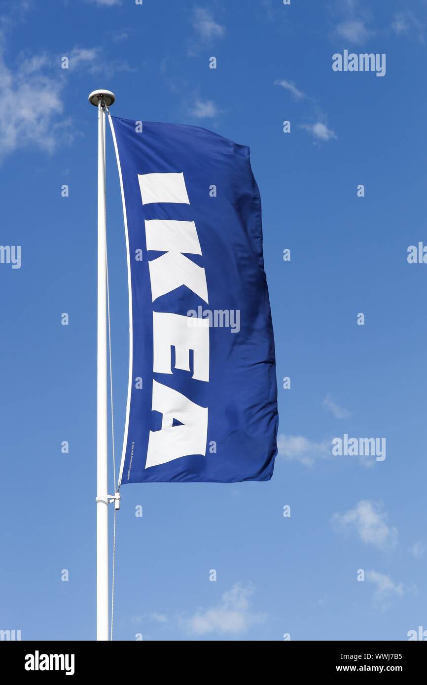 Lione, Francia - 27 Luglio 2015: IKEA bandiera su un palo. IKEA è un gruppo multinazionale di imprese che progetta, vende pronti a comporre mobili Foto Stock