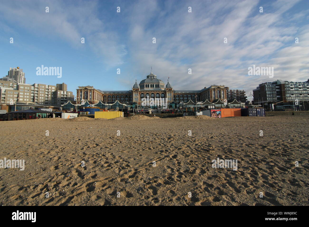Alla spiaggia di Scheveningen in Olanda meridionale nei Paesi Bassi, è una stazione balneare moderna con una lunga spiaggia di sabbia, una spianata, un molo e un faro. Foto Stock