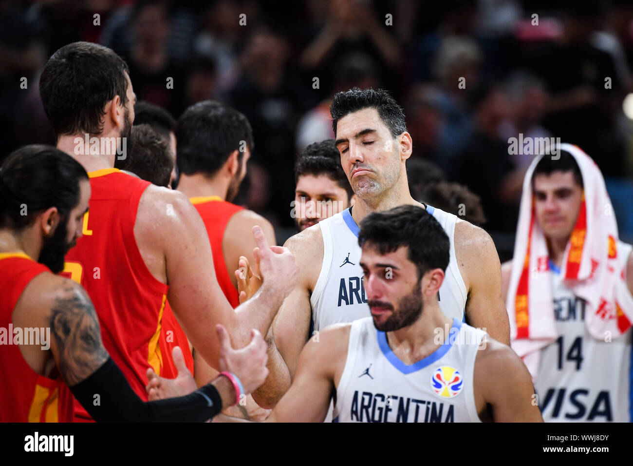 Luis Scola, bianco medio e Facundo Campazzo, bianco, anteriore dell Argentina congratualate giocatori di Spagna vincendo il chaimpionships dopo la Spagna vs Argentina 2019 basket FIBA finale di Coppa del Mondo a Pechino, Cina, 15 settembre 2019. La Spagna ha sconfitto Argentina a 2019 basket FIBA World Cup Final 95-75. Foto Stock