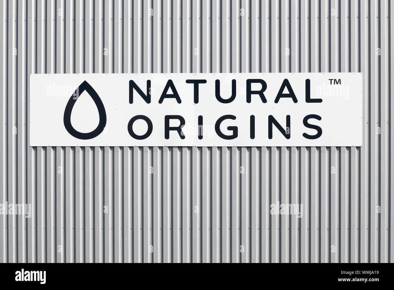 Lozanne, Francia - 9 Agosto 2019: origini naturali logo su un edificio. Origini naturali è in funzionamento in sourcing vegetale Foto Stock