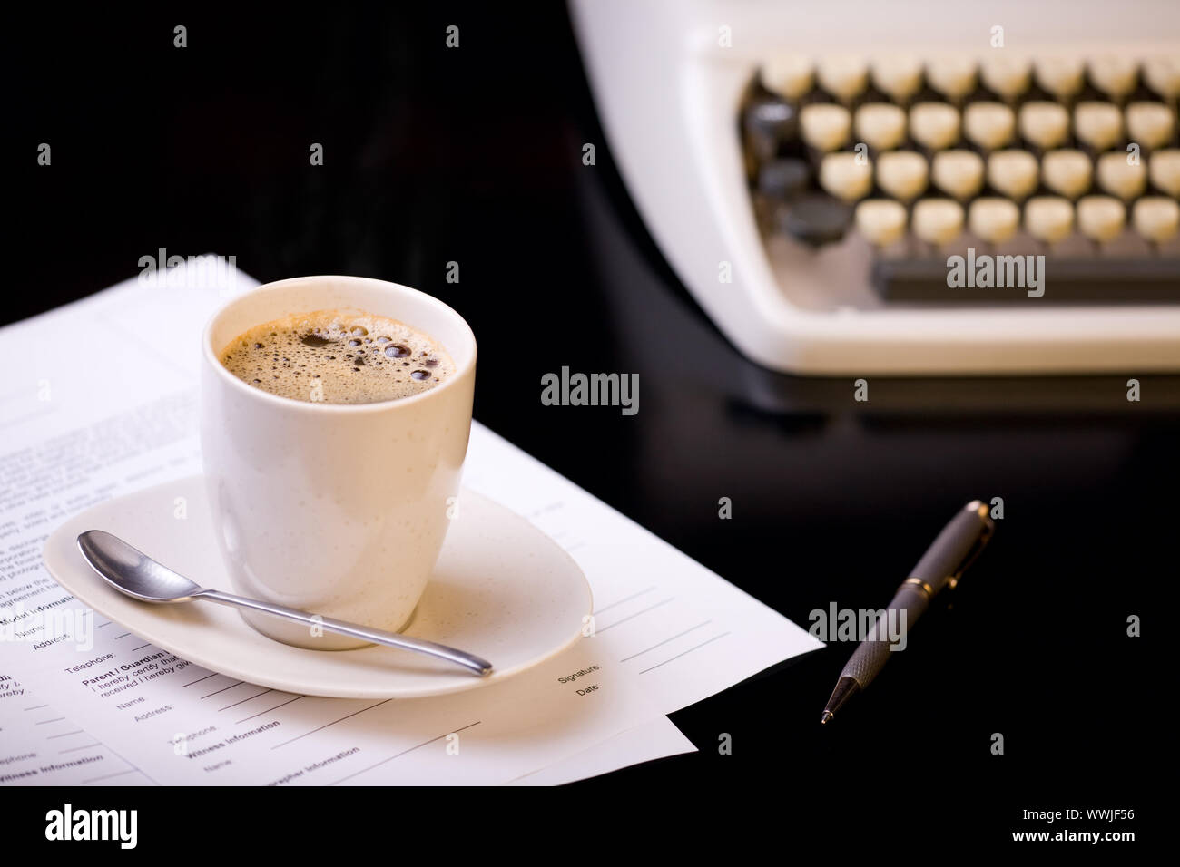 Buona mattina. Vecchia scena di mattina: antichi nastri inchiostratori per  macchine da scrivere, una tazza di caffè fresco, contratto di business e  penna Foto stock - Alamy