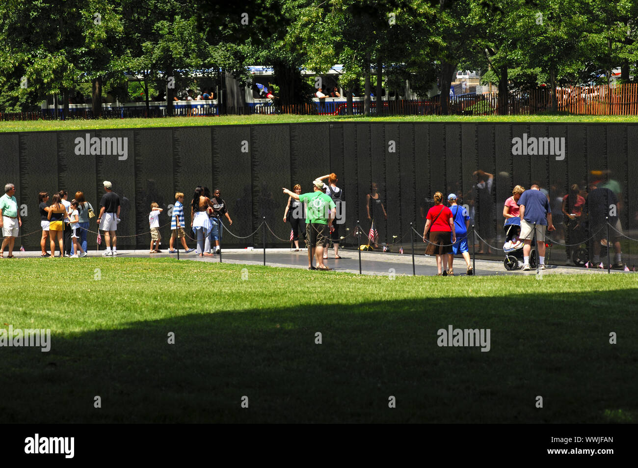 I visitatori del National Memorial ai Caduti in Guerra del Vietnam Foto Stock