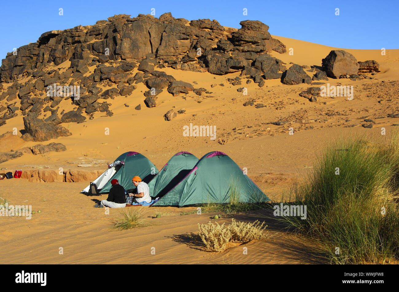 Amping massa nel Acacous montagne, Sahara de Foto Stock