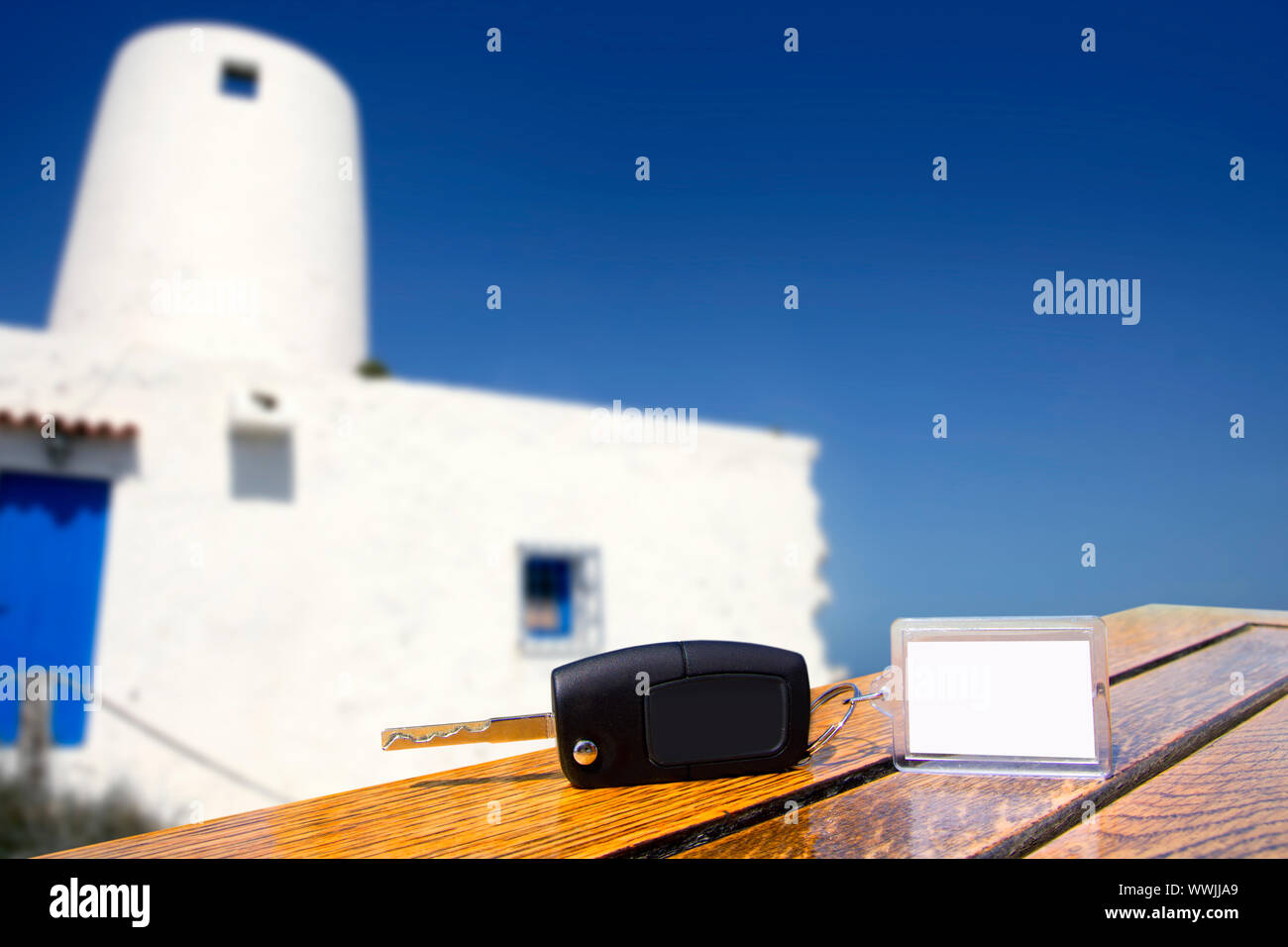 Autonoleggio chiavi sul tavolo di legno con carta bianca in Formentera Isola del Mediterraneo Foto Stock