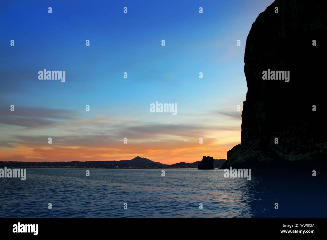 Capo San Antonio Javea Xabia vista al tramonto dal mare Mediterraneo backlight in provincia di Alicante Spagna Foto Stock