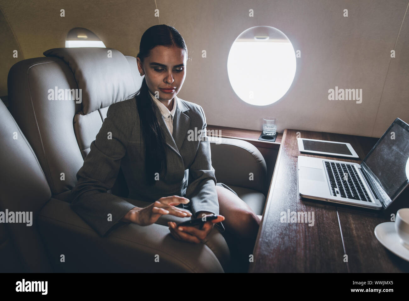 Business donna viaggiare e lavorare sul jet privato Foto Stock
