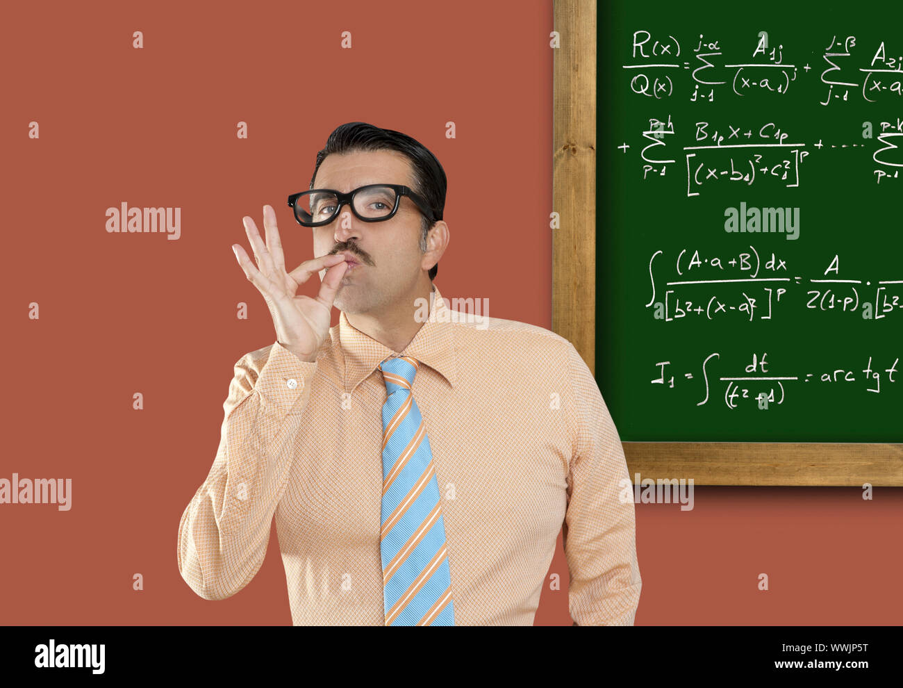 Genius nerd facile trovato la soluzione di una formula matematica in blackboard Foto Stock