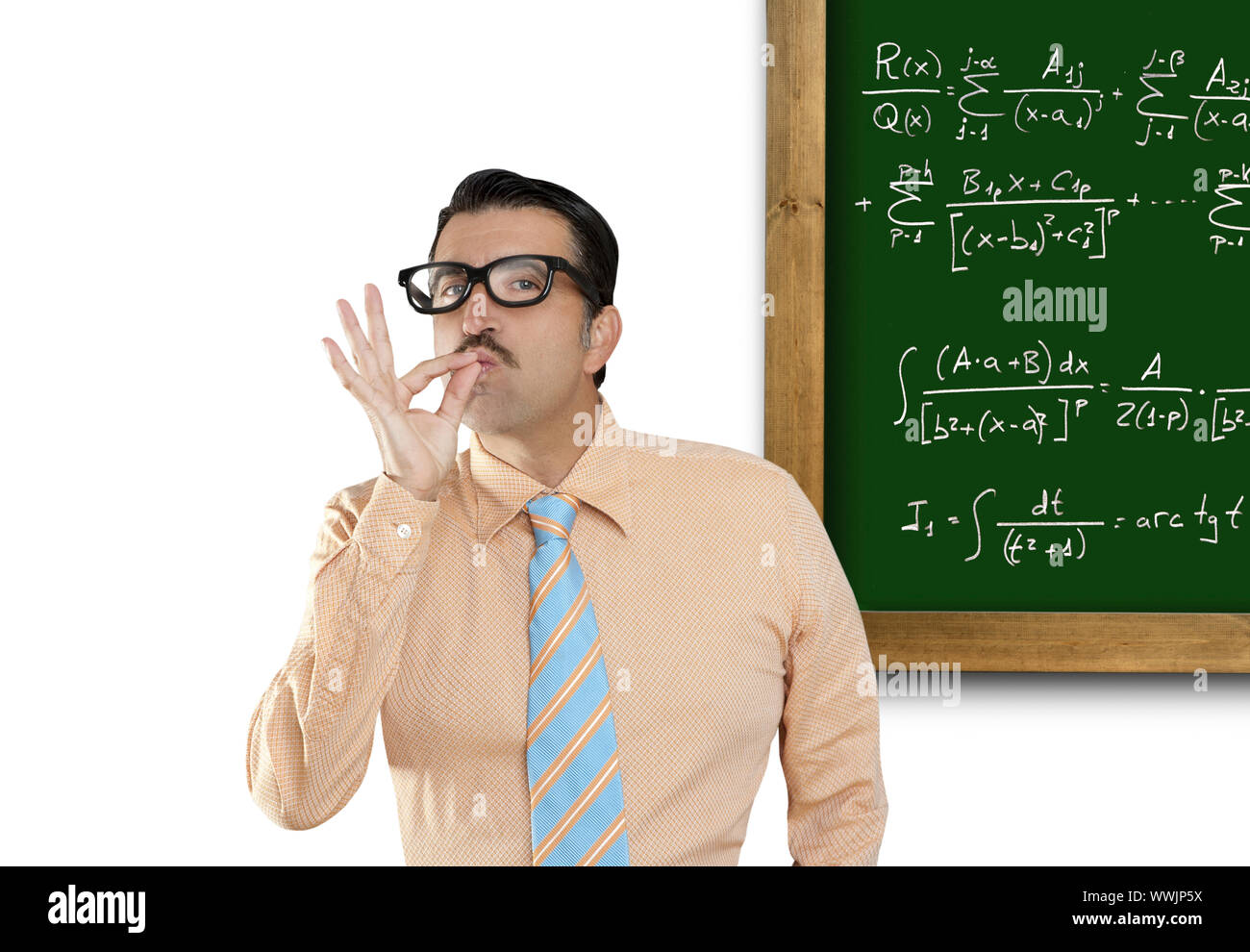 Genius nerd facile trovato la soluzione di una formula matematica in blackboard Foto Stock