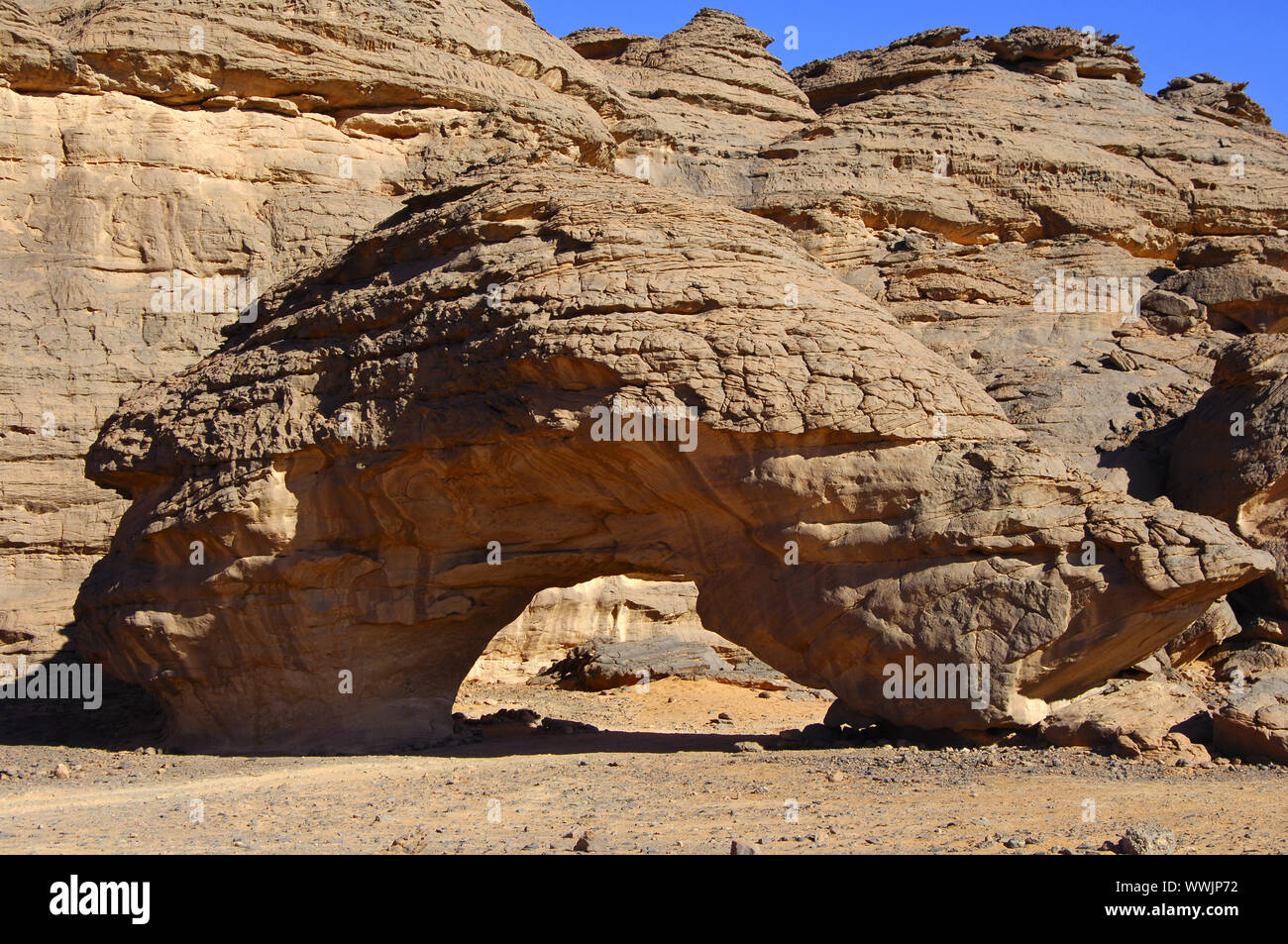 Roccia a forma di arco da erosione di vento, Acacus, Sahara Foto Stock