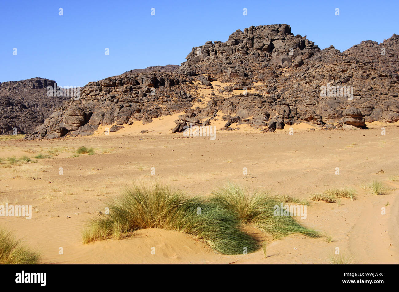 La transizione tra la sabbia e la roccia del deserto del Sahara, Foto Stock