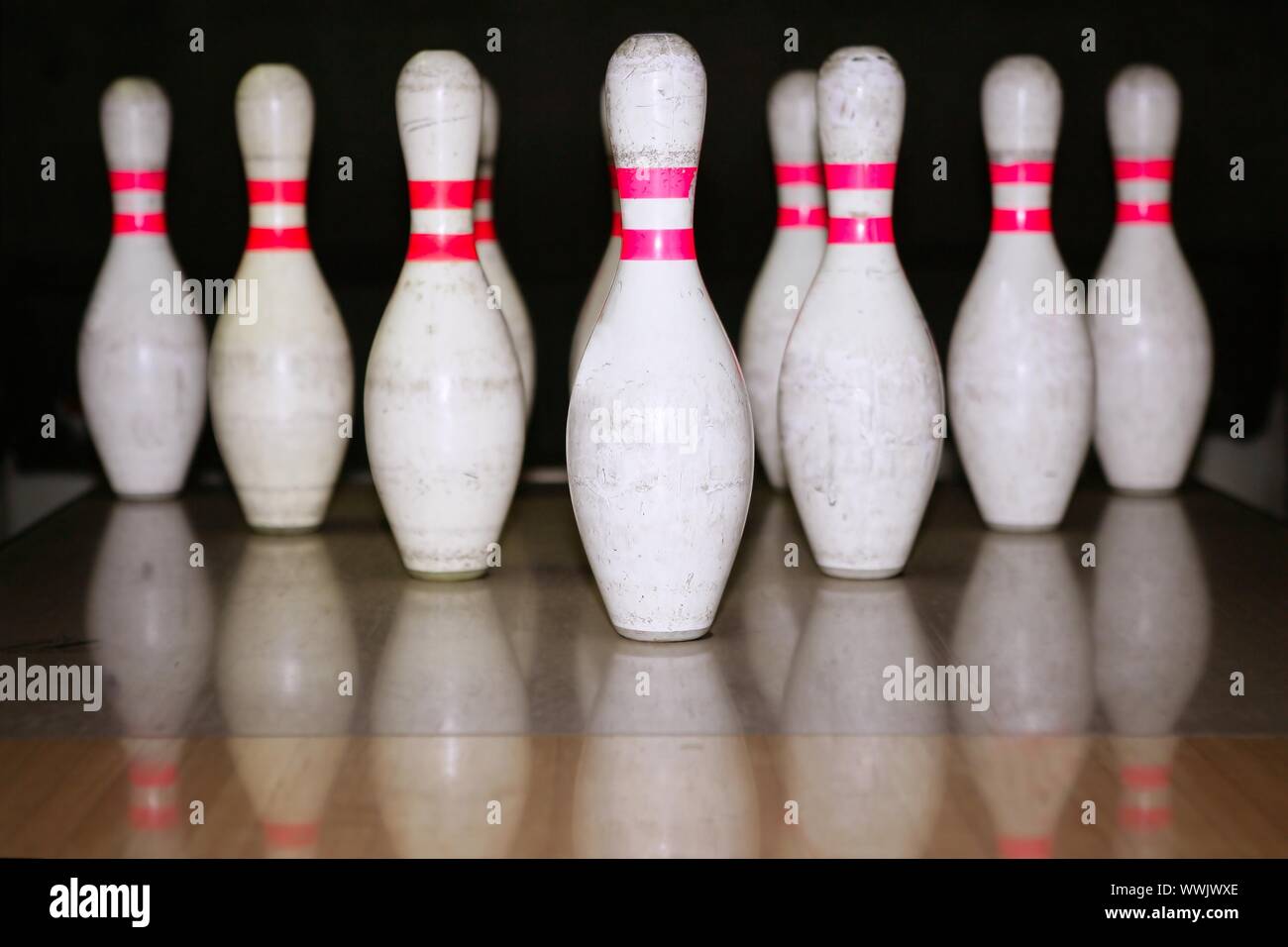 Bowling fila bolo riflessione sul pavimento in parquet Foto Stock