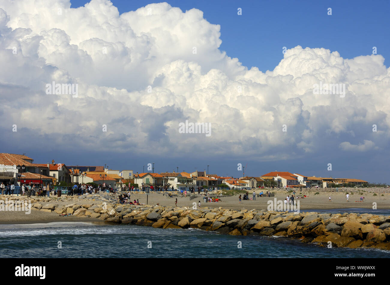 Nuvole temporale al di sopra di Saintes Maries de la Mer Foto Stock