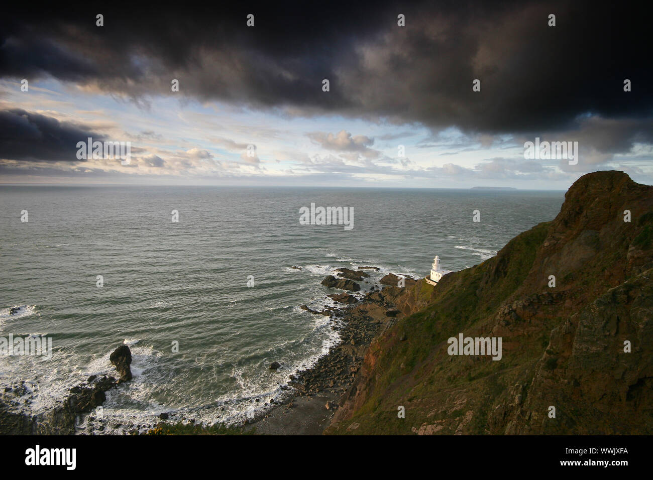 Hartland Point lighthouse con Lundy Island sull orizzonte Foto Stock