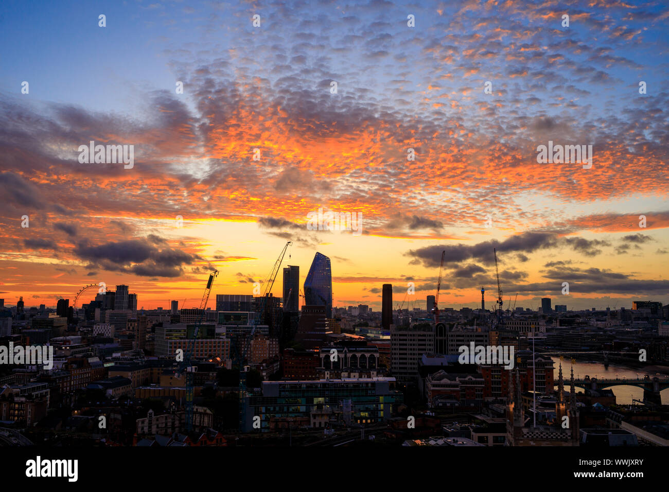 Vedute del tramonto mozzafiato oltre l'orizzonte di Londra la scorsa notte presi da London Bridge. Meteo misti in previsione per il fine settimana. Foto Stock