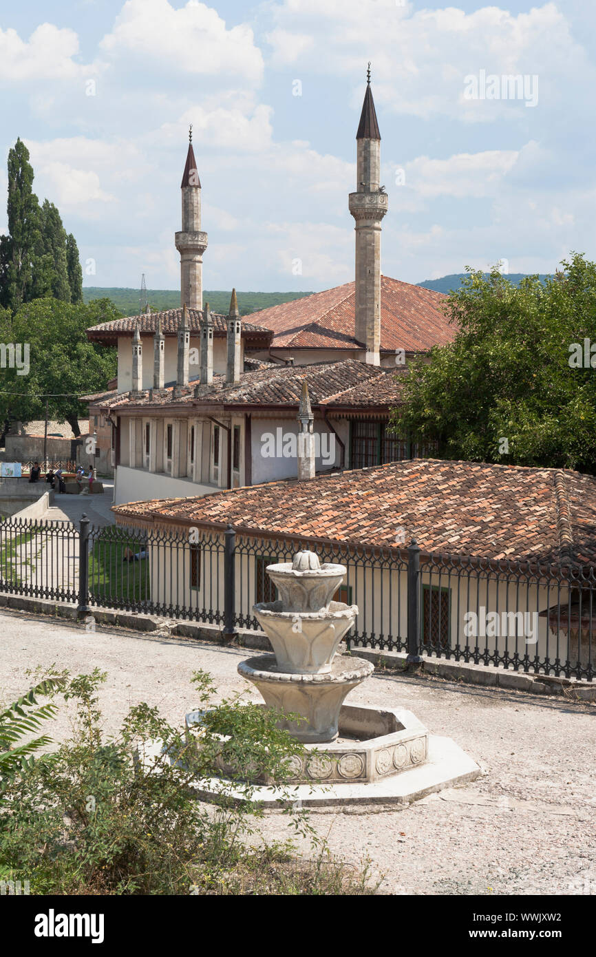 Bakhchisaray, Crimea, Russia - Luglio 22, 2019: vista del Svitsky Corps e il Khan grande moschea del di Bakhchisaray Khan Palace da Via Lenin Foto Stock