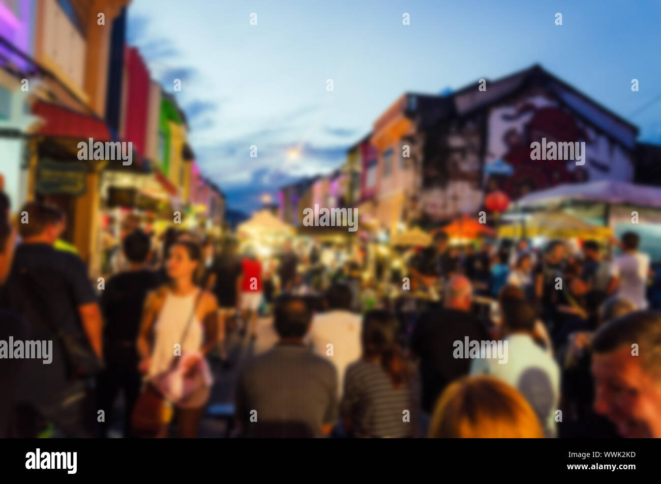 Abstract blur il mercato notturno in città è un mercato popolare Phuket Food Festival Tours e stranieri passeggiata, aperto solo la domenica.background Foto Stock