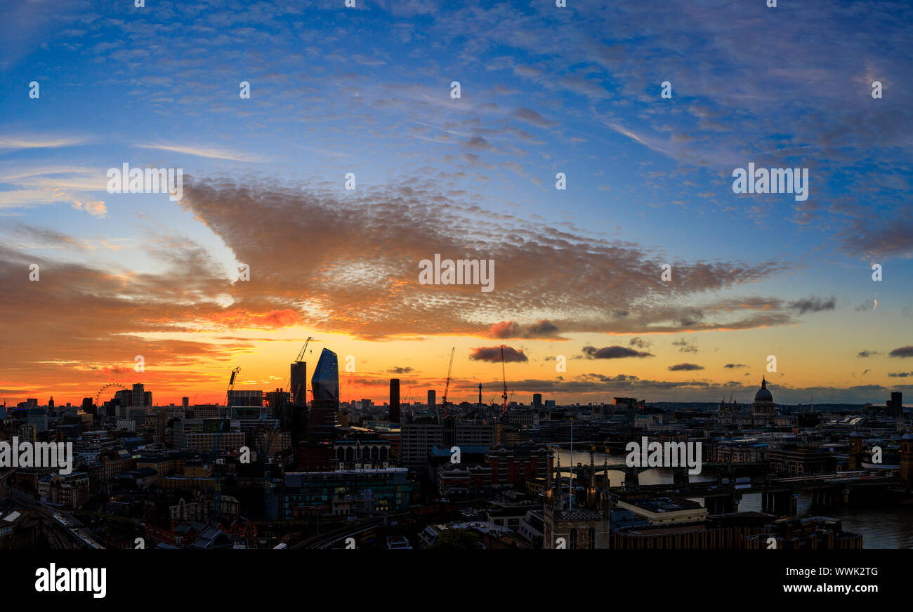 Vedute del tramonto mozzafiato oltre l'orizzonte di Londra la scorsa notte presi da London Bridge. Meteo misti in previsione per il fine settimana. Foto Stock