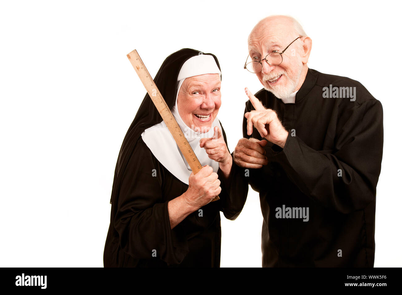 Gentile sacerdote ammonisce arrabbiato nun per con un righello come punizioni corporali attrezzo Foto Stock