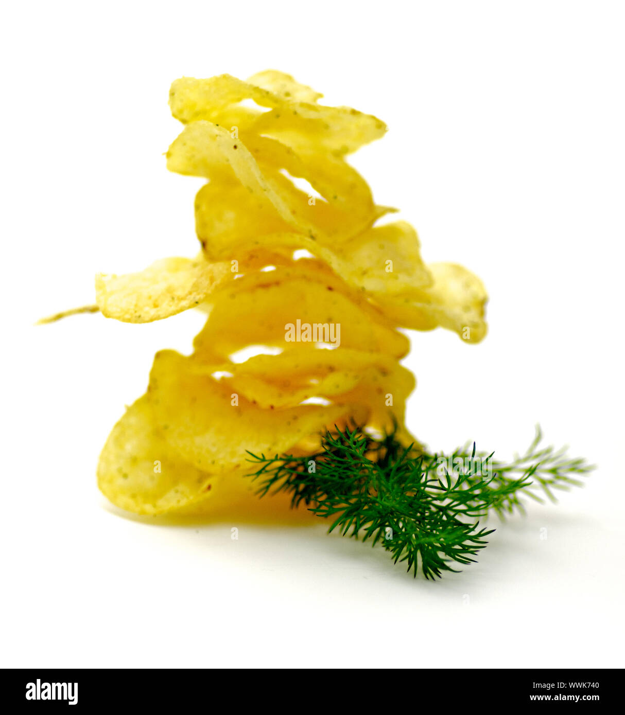 Potato Chips piramide con aneto isolati su sfondo bianco Foto Stock