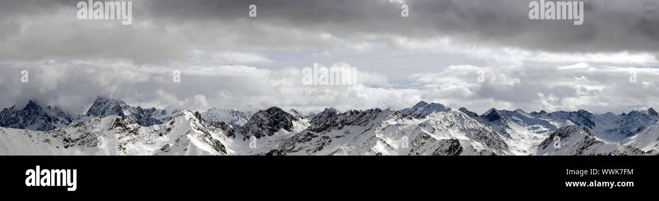 Coperte di neve panorama di montagna Foto Stock
