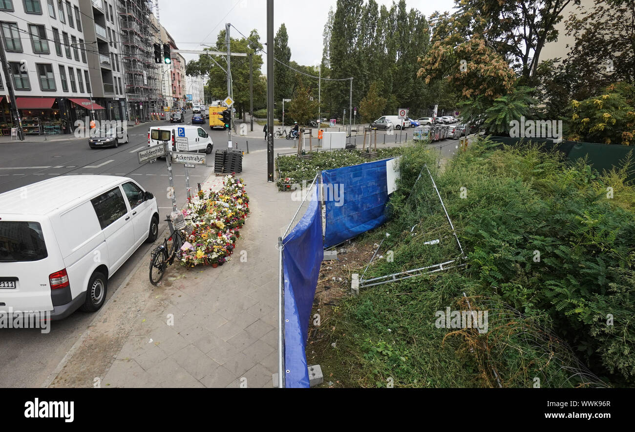 Berlino, Germania. Xvi Sep, 2019. Vista del sito incidente dove quattro persone sono morte in un incidente di traffico su 06.09.2019. Una vettura aveva guidato qui all'angolo Invalidenstraße/Ackerstraße su un marciapiede. Credito: Jörg Carstensen/dpa/Alamy Live News Foto Stock