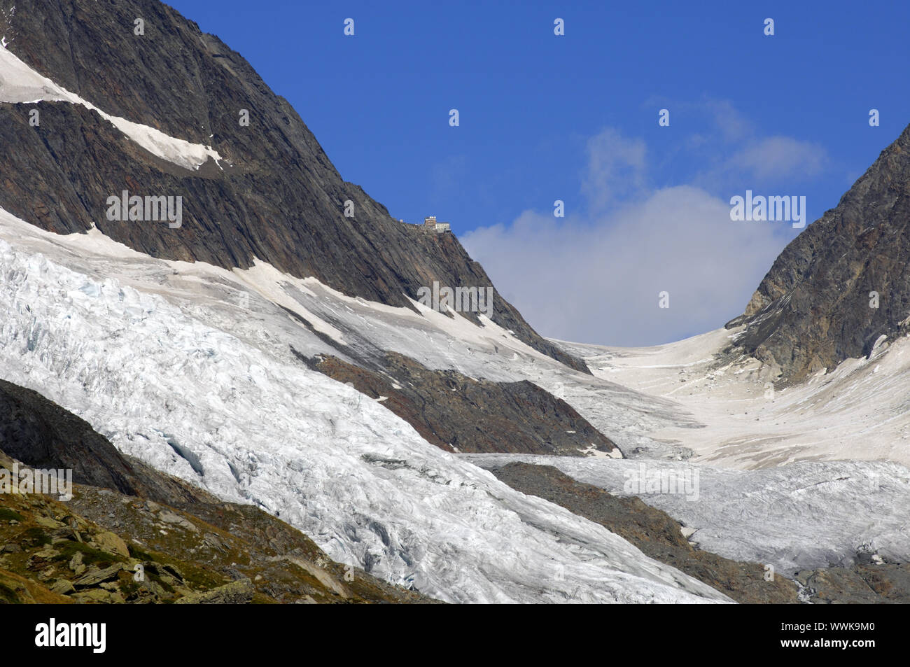 Hollandia Hut al di sopra del ghiacciaio Langgletscher a Lötschenlücke Foto Stock