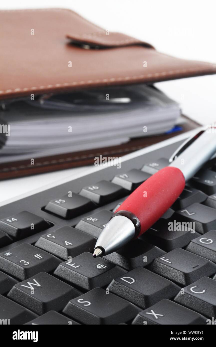 La tastiera del computer e agenda elettronica con pan in ufficio business  Foto stock - Alamy