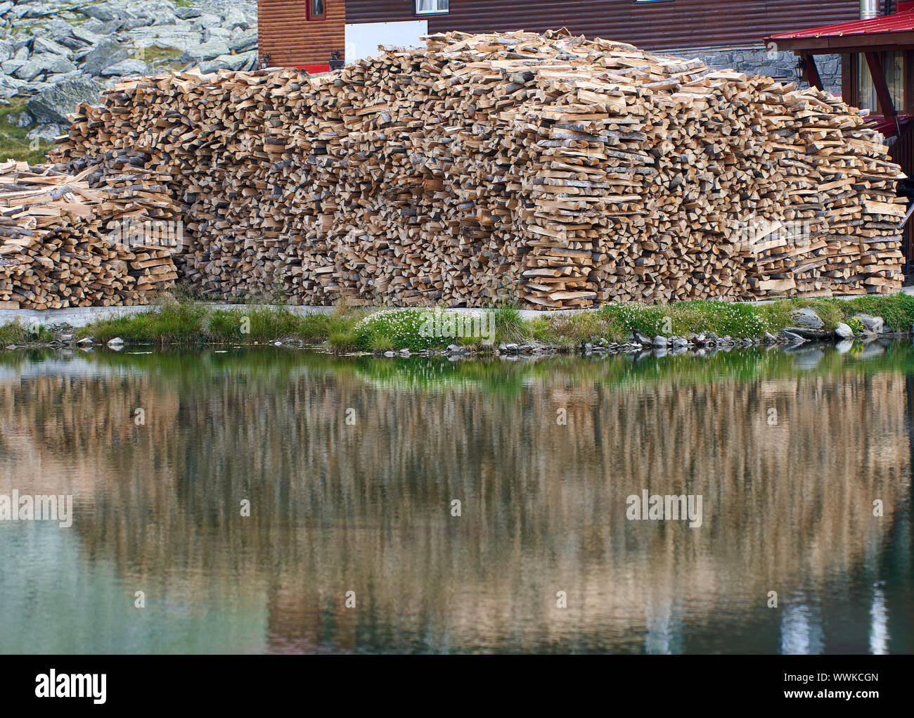Grosse cataste di legna per il periodo invernale Foto Stock