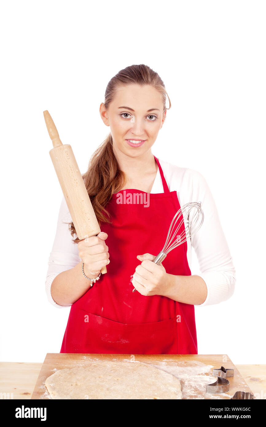 Bella giovane donna con grembiule rosso isolato di cottura Foto Stock