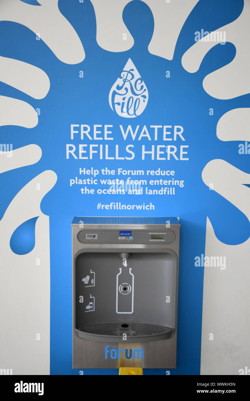 Acqua libera dispensatore di ricarica, il Forum, Norwich Regno Unito Foto Stock