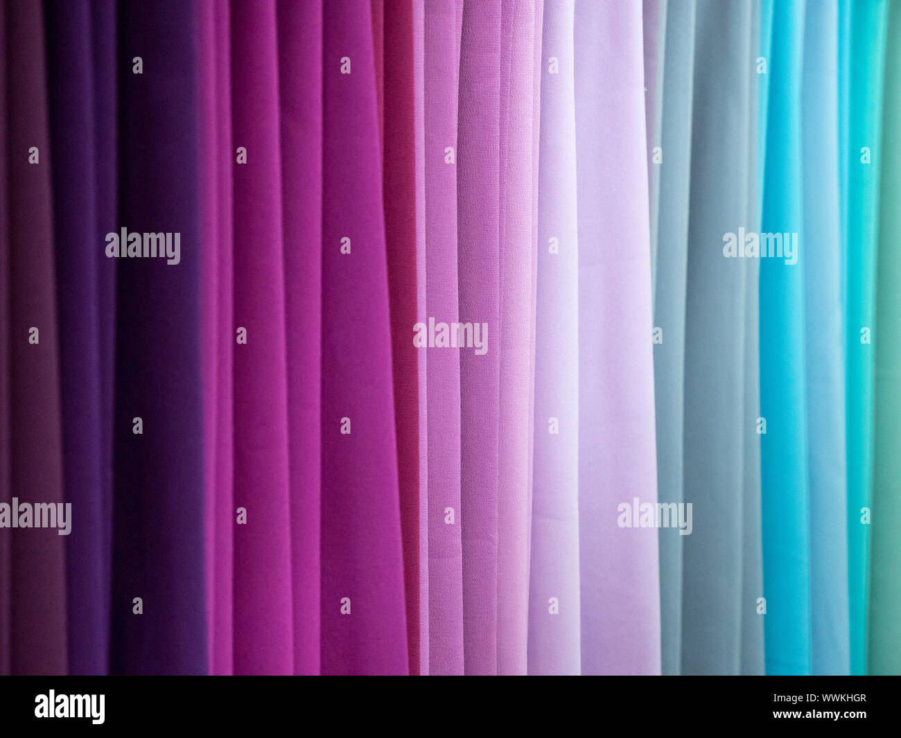 Tessuto colorato impiccati sul display Foto Stock