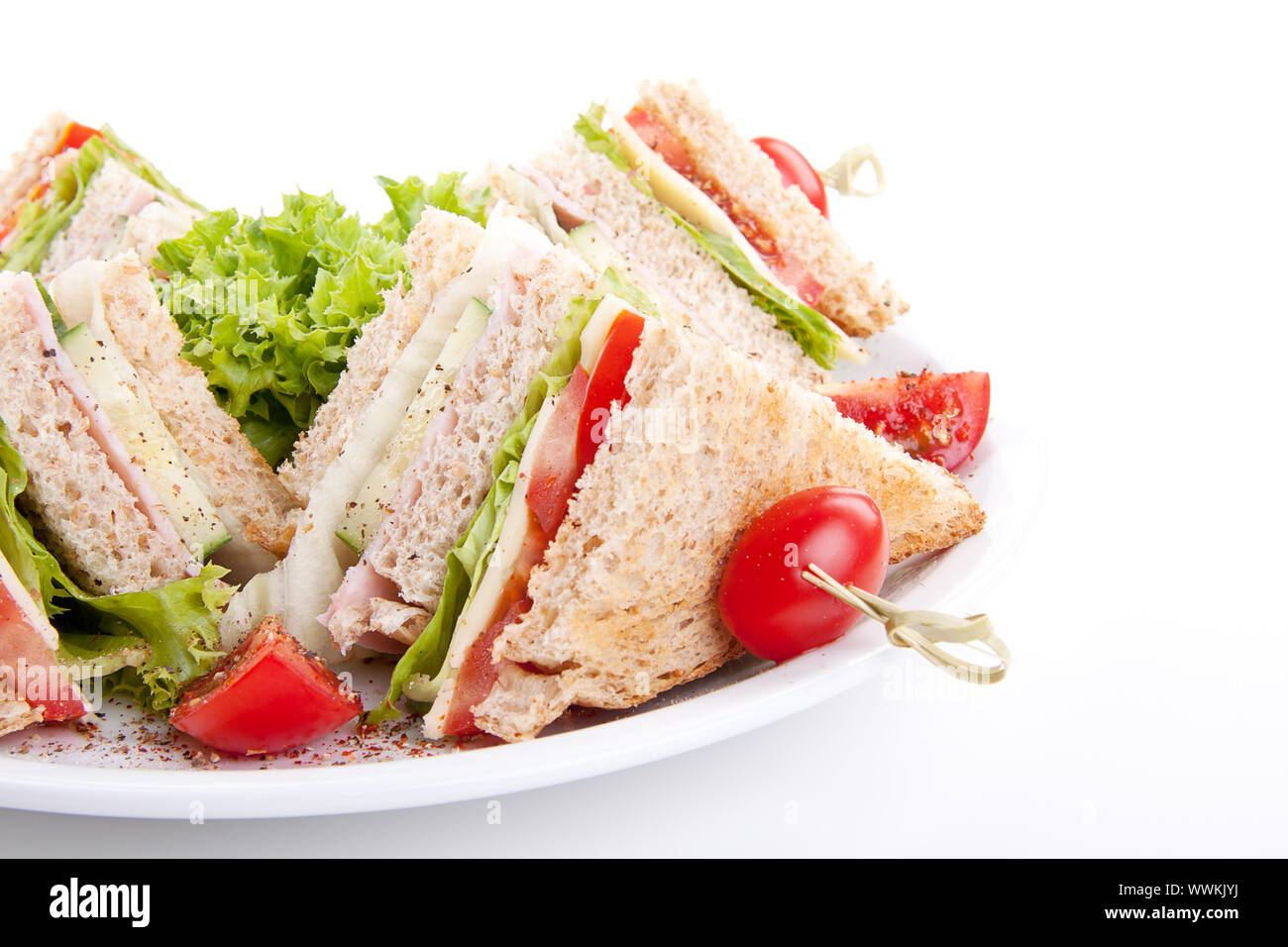 Nuovo club sandwich con prosciutto e formaggio, pancetta e insalata isolato Foto Stock