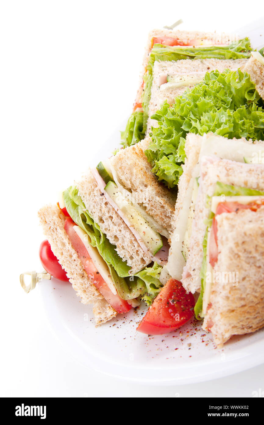 Nuovo club sandwich con prosciutto e formaggio, pancetta e insalata isolato Foto Stock