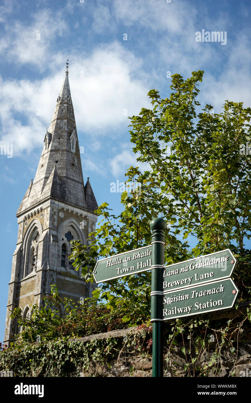 Fingerpost o cartello o guida con indicazioni su St Mary's Church of Ireland a Killarney, County Kerry, Irlanda Foto Stock