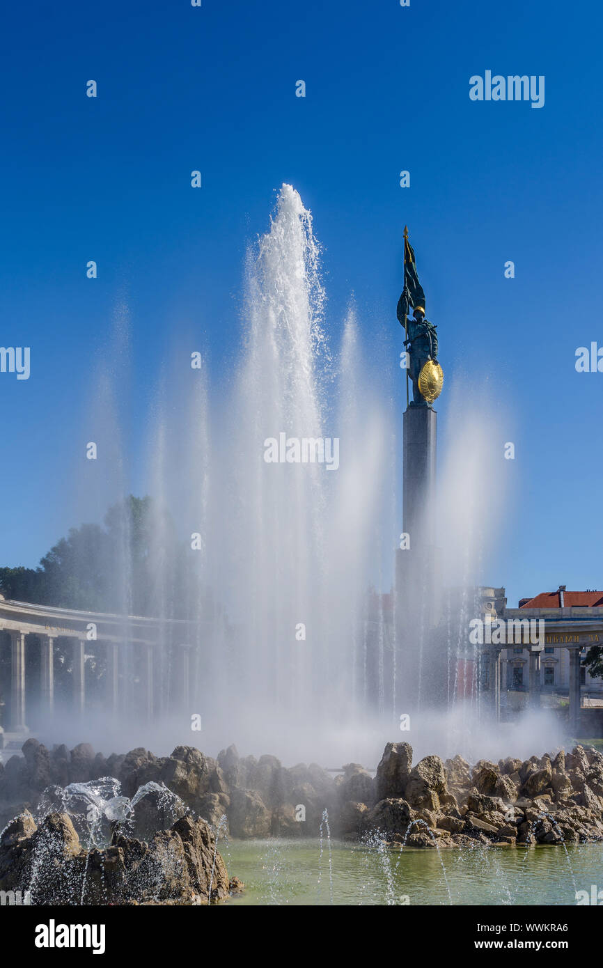 Guerra sovietica Memorial e fontana, Schwarzenbergplatz, Vienna, Austria. Foto Stock