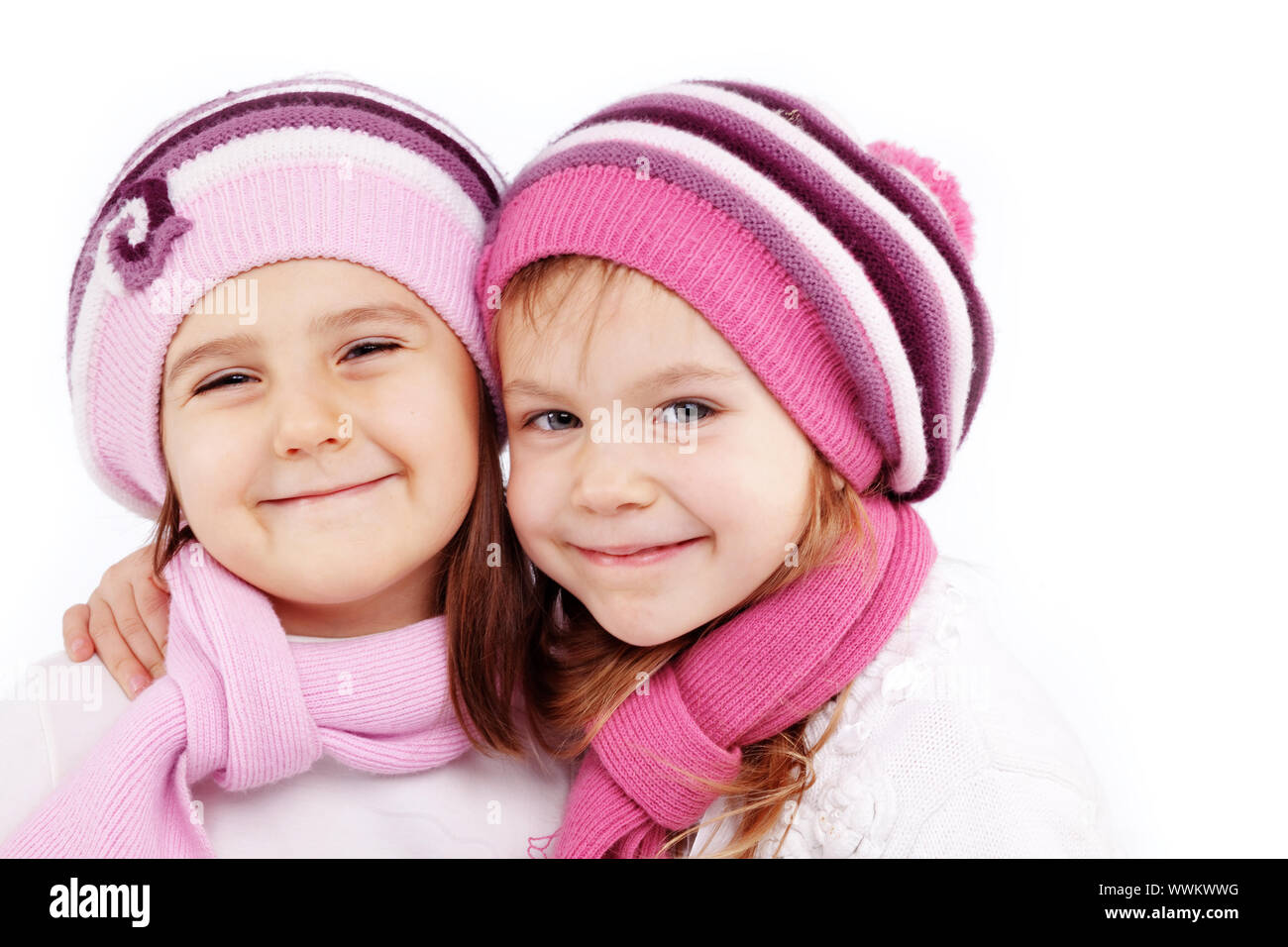 Ritratto di bella abbracciando kid ragazze indossano abiti invernali Foto Stock
