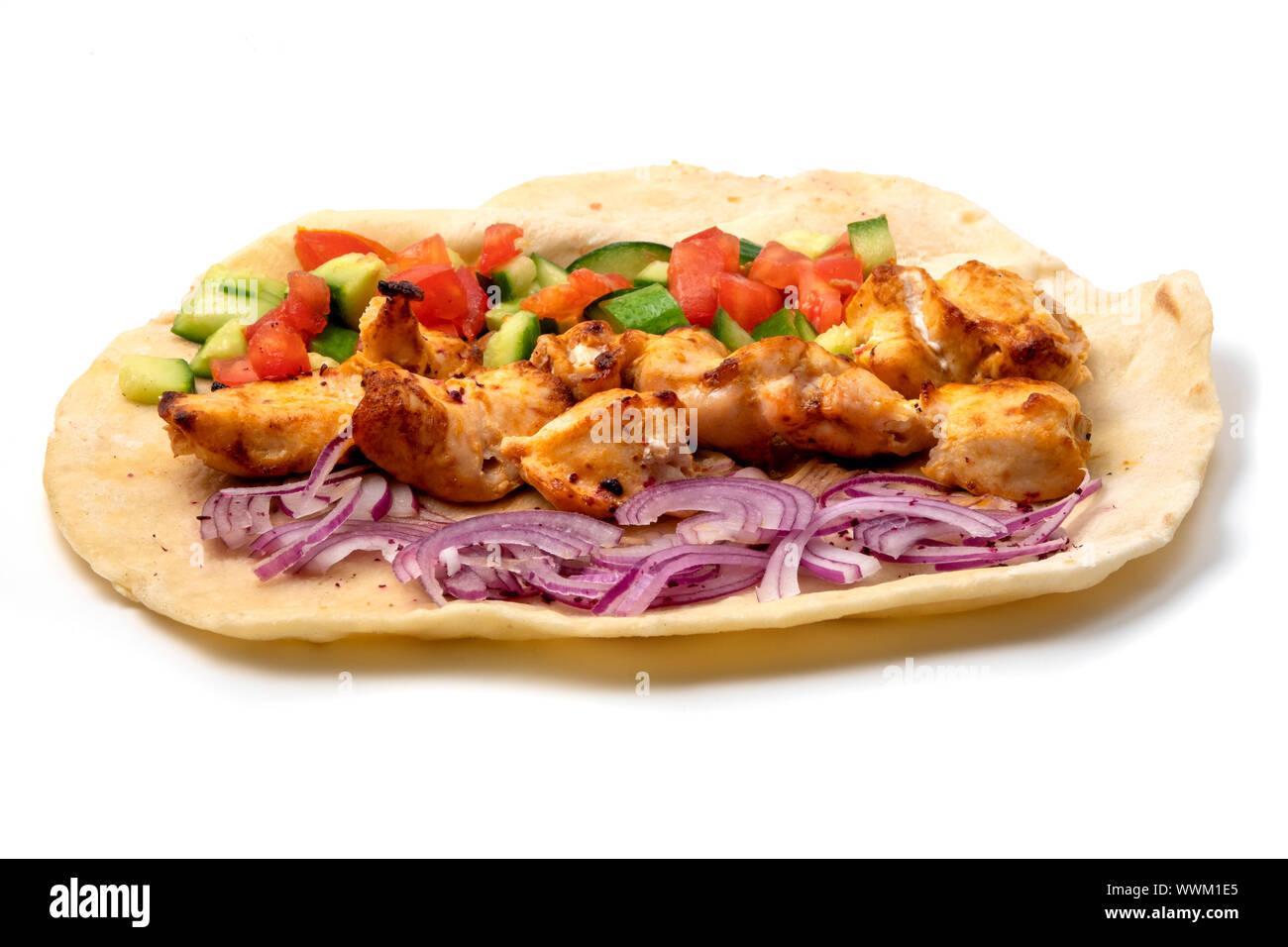 Pollo Tikka su lavash con cipolle rosse, pomodori e cetrioli uno sfondo bianco Foto Stock