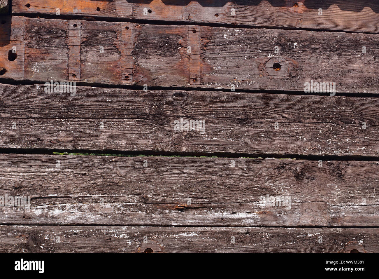 Una vista ravvicinata del legname rigenerati riutilizzati per costruire una capanna di legno che mostra la vecchia vite fori, il grano e lo spessore e la qualità dei pannelli in legno Foto Stock