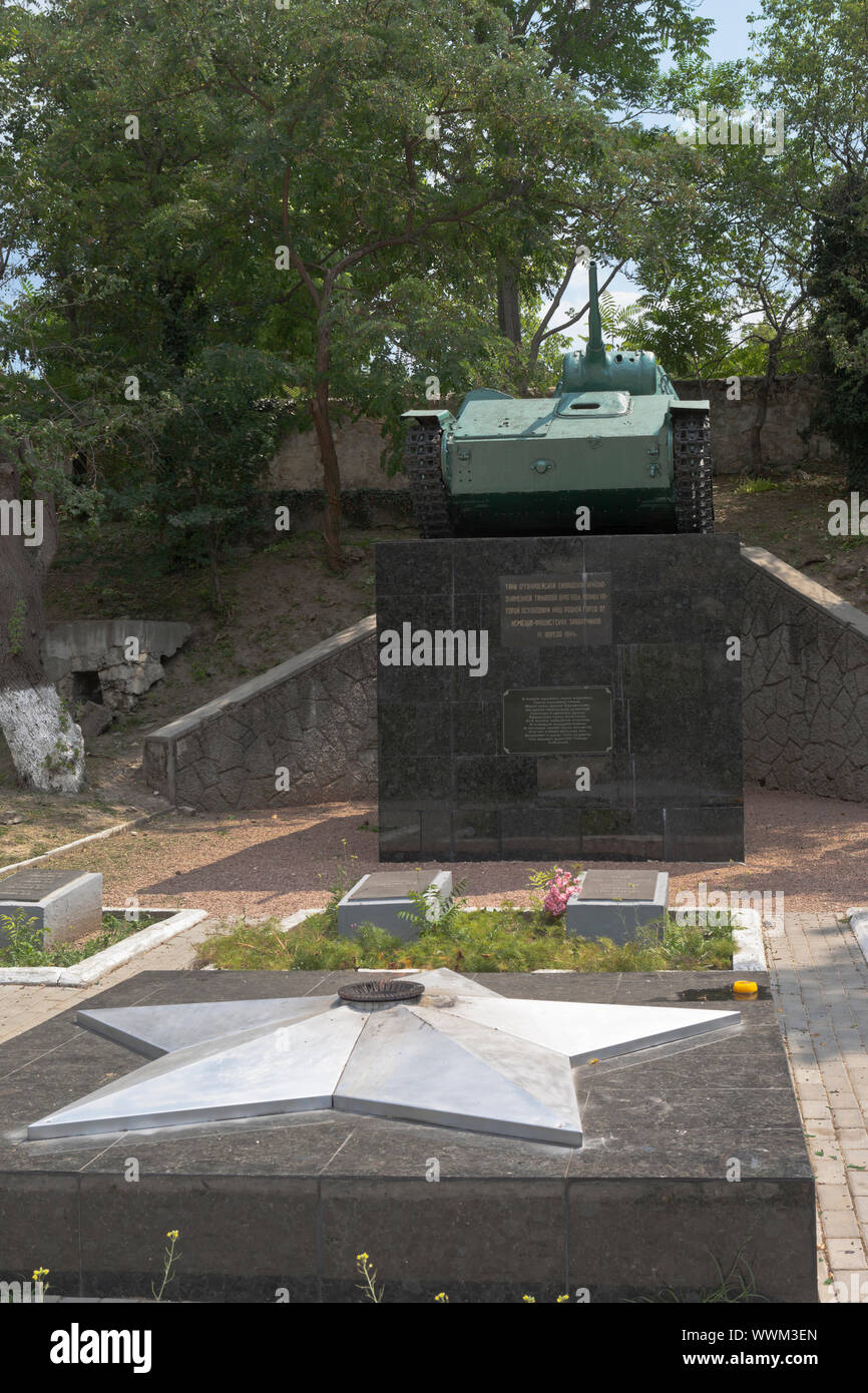 Bakhchisaray, Crimea, Russia - Luglio 22, 2019: La Fiamma Eterna e T-70 serbatoio presso il cimitero di fraterna dei soldati sovietici nel territorio dell'Bakhchi Foto Stock