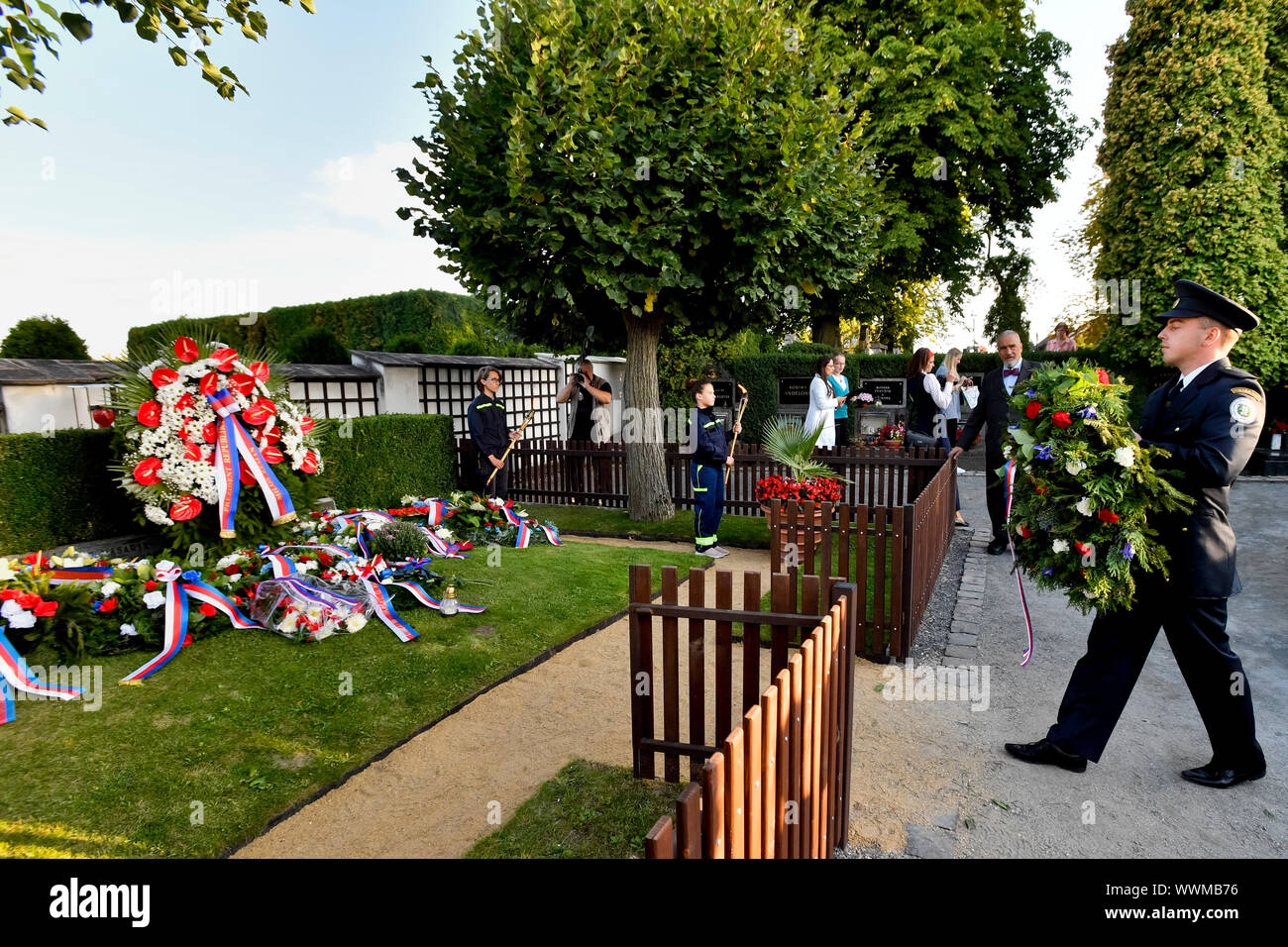 Il presidente ceco Zeman acceso un falò di questa sera, il Sabato, Settembre 14, 2019, in onore del primo presidente cecoslovacco Tomas Garrigue Masaryk, morto 82 anni fa, dopo un evento commemorativo a Masaryk la sua tomba presso il cimitero di Lany. Il falò è stato acceso anche dal Cardinale Dominik Duka, ex ministro degli esteri Karel Schwarzenberg (TOP 09), Lany Sindaco Karel Sklenicka. Schwarzenberg detto Masaryk i principi non sono stati rispettati nella società. Egli ha sottolineato che il paese ha avuto la democrazia ma non abbastanza democratici. Egli ha detto di sperare che la nuova generazione di democratici farebbe crescere e 'realise th Foto Stock