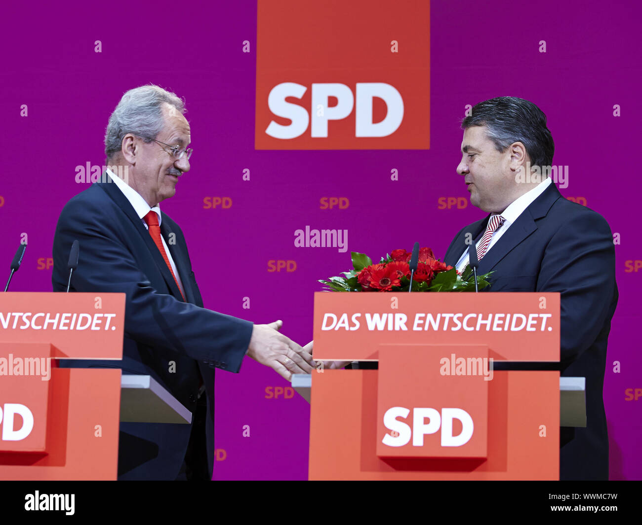 Sigmar GABRIEL e Christian Ude dare dichiarazioni del dopo elezioni di stato a Berlino. Foto Stock